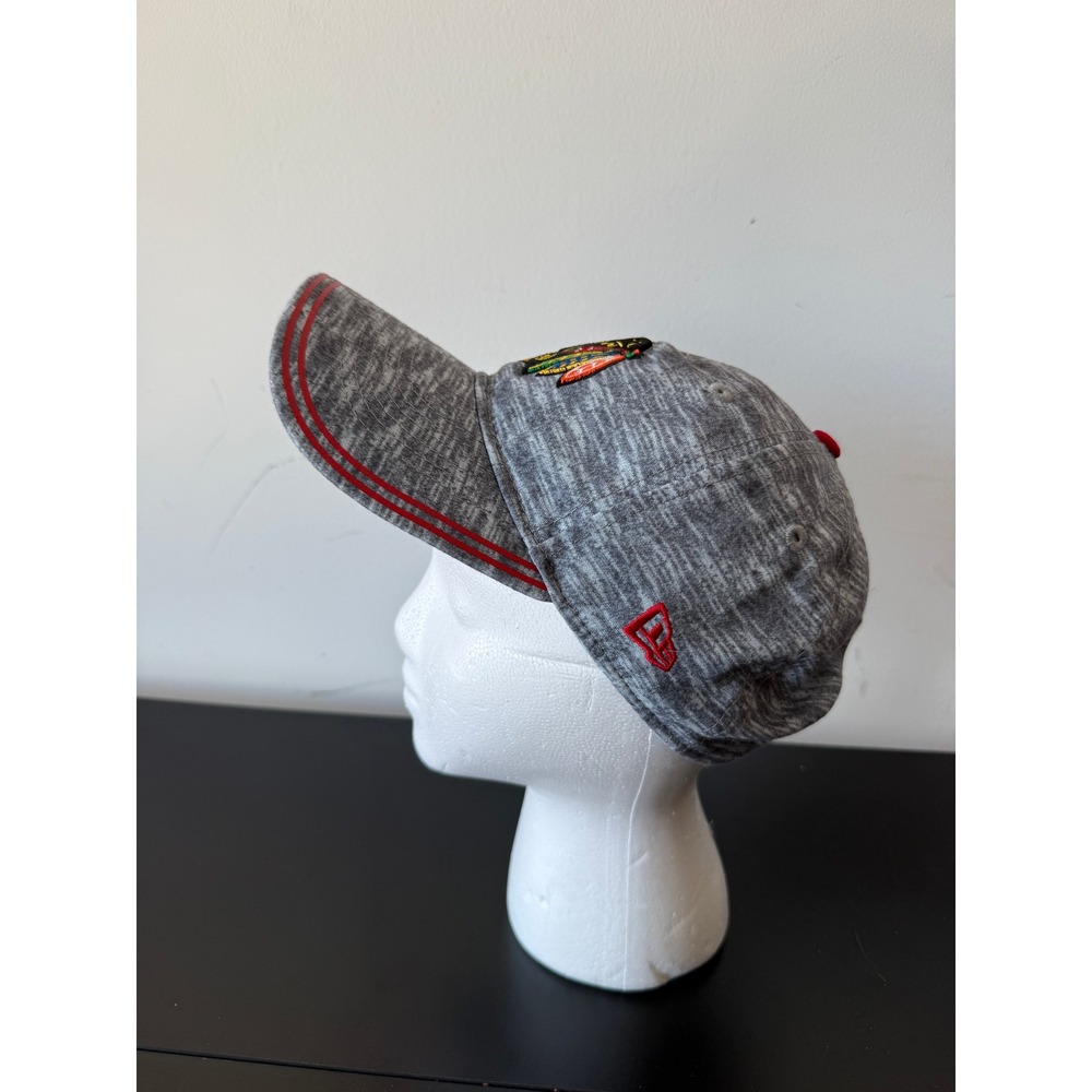 New Era 9TWENTY Chicago Blackhawks NHL Women Heathered Grey Adjustable Hat - Picture 3 of 8